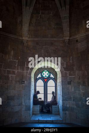 Beja, Portogallo - 27 luglio 2023: Visitatori seduti accanto alla panchina interna della fortezza. Castello di Beja, Baixo Alentejo, Portogallo Foto Stock