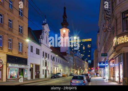 Vienna: via Taborstraße, chiesa Barmherzigenkirche HL. Johannes der Täufer, Design Tower (Sofitel Vienna Stephansdom) nel 02. Leopoldstadt, Wien, Au Foto Stock