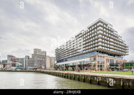 Rotterdam, Paesi Bassi - blocco di appartamenti Fenix i (nuova estensione sopra il magazzino) di Mei Architects Foto Stock