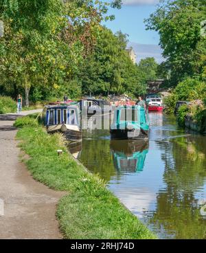 Un giorno d'estate sul canale Kennet e Avon mentre passa attraverso la città di Bath, dove raggiunge il fiume Avon Somerset, Regno Unito Foto Stock