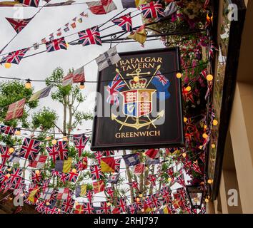 Cartello del pub della Trafalgar Tavern a Greenwich con Union Jack e bunting marittimo - London UK Foto Stock