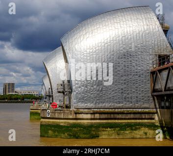 La barriera del Tamigi inonda la difesa sul Tamigi a Woolwich, Londra, Regno Unito Foto Stock