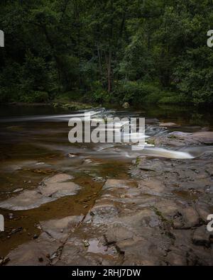 Allen Banks e Staward Gorge. Cascata, weir. Esposizione prolungata, immagini moody. Foto Stock