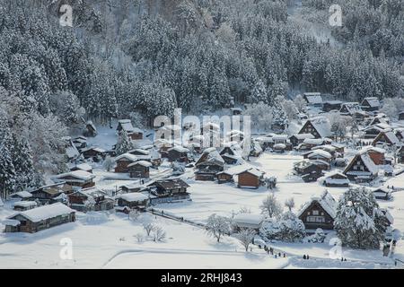 Gassho-zukuri farmhouses in the snow, Shirakawa-go, Gifu Prefecture, Japan shot from the Ogimachi Castle Observation Deck Foto Stock