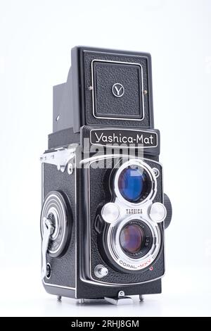 Fotocamera per film vintage medio formato Yashica-Mat Twin Lens Reflex (TLR) intorno al 1971-1973 con obiettivo Yashinon 80mm f3.5 e obiettivo di visione f2.8. Foto Stock