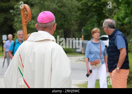 Monseigneur Matthieu Rougé, évêque de Nanterre. Messe de l'Assomption. Eglise Notre-Dame de la Gorge. Les Contamines-Montjoie. Haute-Savoie. Auvergne Foto Stock