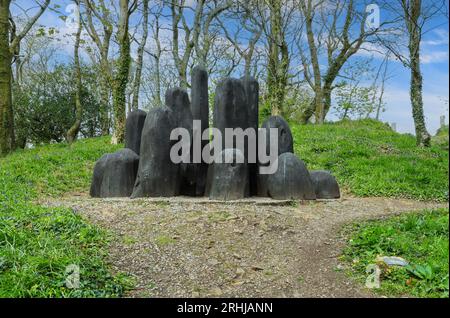 "Black Mound" di David Nash RA in mostra ai Tremenheere Sculpture Gardens vicino a Penzance, Cornovaglia, Inghilterra, Regno Unito Foto Stock