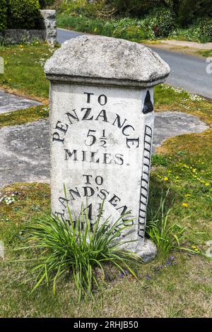 Un vecchio cartello stradale in pietra di granito, o pietra miliare, a Crows-an-wra, tra Penzance e Land's End, Cornovaglia, Inghilterra, Regno Unito Foto Stock