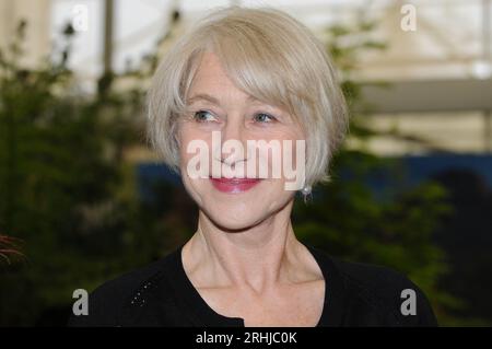 Dame Helen Mirren, 2013 RHS Chelsea Flower Show, Press and VIP Preview Day, Royal Hospital, Chelsea, Londra, Regno Unito Foto Stock