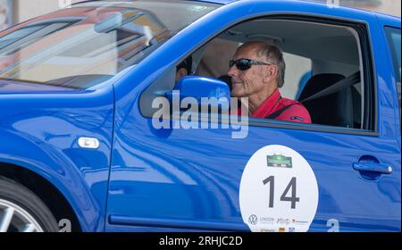 17 agosto 2023, Sassonia, Meerane: L'ex pilota Hans-Joachim "Strietzel" Stuck guida la leggendaria Steile Wand a Meerane in una Golf R32 2003 come parte del Team Volkswagen nella prima tappa del rally Sachsen Classic. Circa 180 antipasti provenienti da diversi paesi si sono registrati per la 20a edizione dello spettacolo di alta potenza. Il primo giorno del tour di 540 chilometri, si unirono a loro 45 motociclette storiche. Da Zwickau, il tour viaggerà attraverso i Monti ore fino a Dresda e alla Sassonia orientale, con una deviazione verso la Repubblica Ceca. Il finale si svolgerà su Saturda Foto Stock