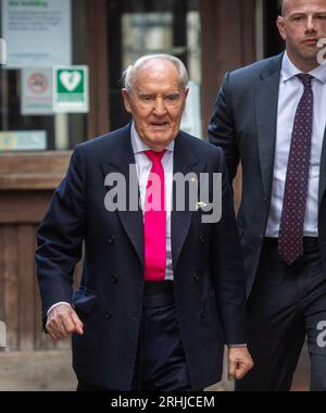 Londra, Regno Unito. 17 agosto 2023. Il miliardario britannico Sir Frederick Barclay è visto arrivare alla Royal Courts of Justice per essere processato per non aver pagato i soldi dell'accordo di divorzio all'ex moglie. Credito: Tayfun salci / Alamy Live News Foto Stock