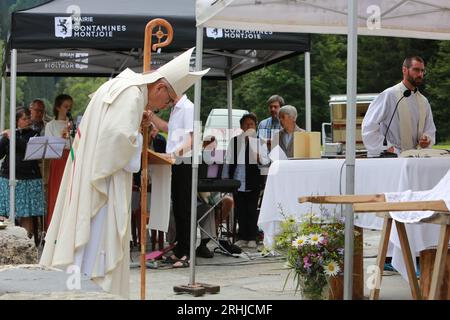 Litanie ou processssion pénitentielle. Monseigneur Matthieu Rougé, évêque de Nanterre. Messe de l'Assomption. Eglise Notre-Dame de la Gorge. Les Contami Foto Stock