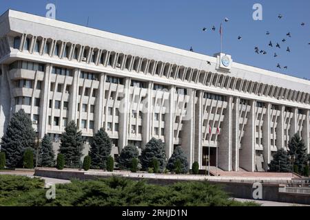 il parlamento del Kirghizistan, il Jogorku Kenesh, a Bishkek. Foto Stock