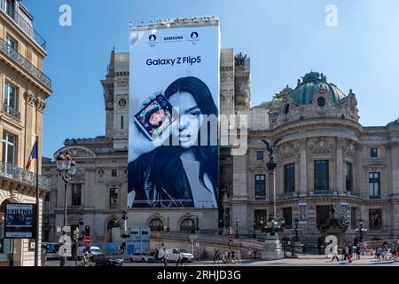 Grande cartellone pubblicitario Samsung Galaxy Z Flip5 che copre l'impalcatura dei lavori di ristrutturazione sulla facciata del Teatro dell'Opera Garnier di Parigi Foto Stock