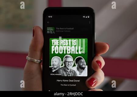 He Rest è un podcast di calcio che gioca su un telefono cellulare Google Pixel 4. La mano di una donna con unghie rosse. Harry Kane con Gary Linaker Foto Stock