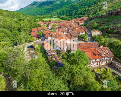 Barcena Mayor, Cantabria, vista aerea panoramica considerata una delle città più belle della Spagna Foto Stock