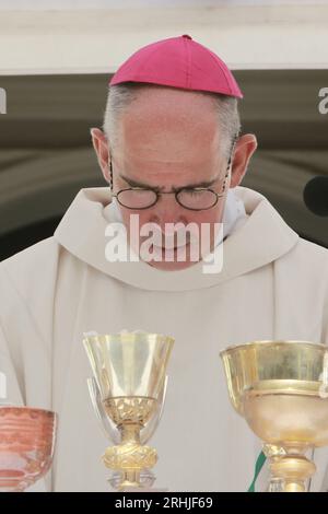 Monseigneur Matthieu Rougé, évêque de Nanterre. Messe de l'Assomption. Eglise Notre-Dame de la Gorge. Les Contamines-Montjoie. Haute-Savoie. Auvergne Foto Stock