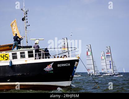 SCHEVENINGEN - immagine suggestiva della gara di medaglia sulla sezione Nacra 17 durante la settima giornata dei campionati mondiali di vela. ANP SEM VAN DER WAL Foto Stock