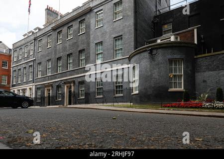 10 Downing Street, iconica architettura esterna degli edifici residenziali del primo Ministro, vuota al sole, Westminster, Londra, Inghilterra, REGNO UNITO Foto Stock