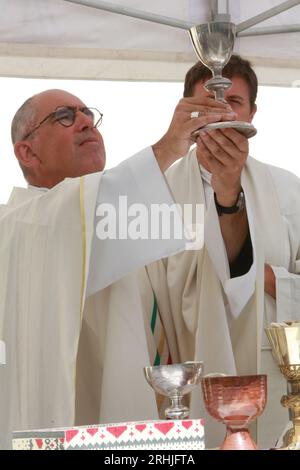 Eucharistie. Monseigneur Matthieu Rougé, évêque de Nanterre. Messe de l'Assomption. Eglise Notre-Dame de la Gorge. Les Contamines-Montjoie. Haute-Sav Foto Stock