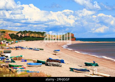 La spiaggia di Budleigh Salterton guarda ad est verso la foce del fiume Otter, Devon, Inghilterra, Regno Unito Foto Stock