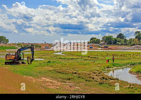 Alcuni dei massicci lavori di terra coinvolti nel Lower River Otter Restoration Project a Budleigh Salterton, Devon, Inghilterra, Regno Unito Foto Stock