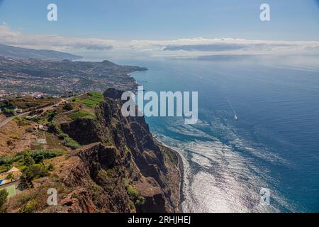 Vista dalle scogliere più alte d'europa Fajas de Cabo Girao sull'isola portoghese di Madeira Foto Stock