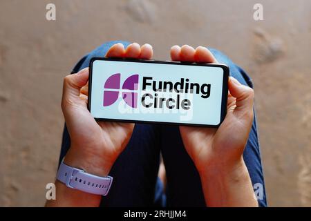 In questa foto, il logo Funding Circle viene visualizzato sullo schermo di uno smartphone. Foto Stock