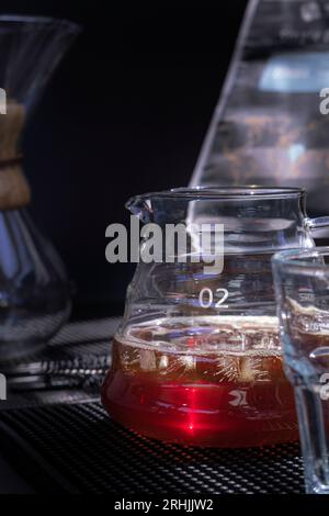 Caffè nero appena preparato in chemex versare sopra la macchina per il caffè modi alternativi di preparare il caffè per primi piani Foto Stock