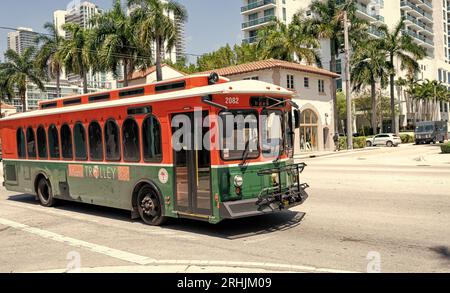 Miami Beach, Florida USA - 15 aprile 2021: trasporto pubblico con autobus tranviare di miami Foto Stock