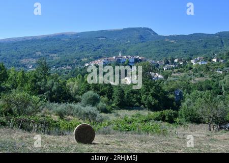 Vista panoramica di Civitanova del Sannio, un antico borgo sulle montagne del Molise in Italia. Foto Stock