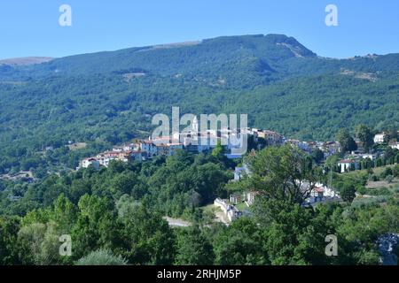 Vista panoramica di Civitanova del Sannio, un antico borgo sulle montagne del Molise in Italia. Foto Stock