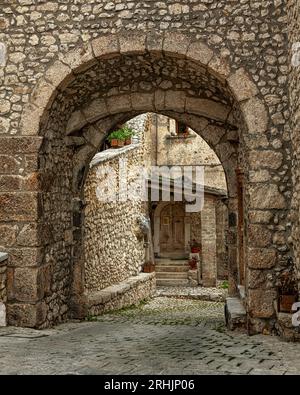 Antica porta Urbica, un residuo delle antiche mura che circondavano la città medievale di Santo Stefano di Sessanio. Abruzzo Foto Stock