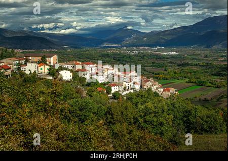 Il paese di Prezza, in primo piano, domina dall'alto la Val Peligna. Val Peligna, Abruzzo, Italia, Europa Foto Stock