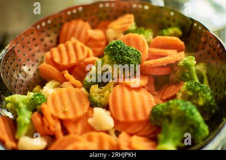 Verdure al vapore carote e broccoli per una dieta e uno stile di vita sani Foto Stock