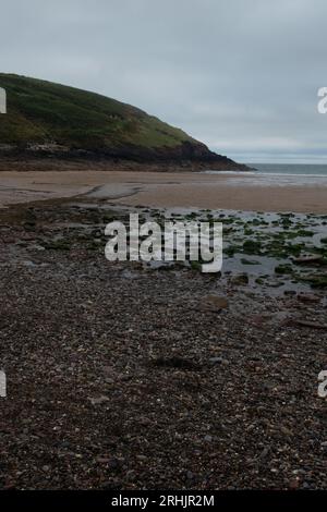 Manorbier Beach in una serata cupa Foto Stock