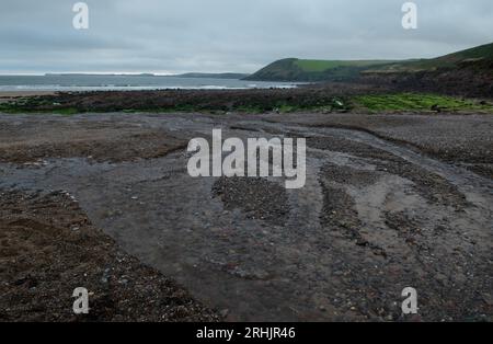 Giornata grigia sulla spiaggia di Manorbier, Pembrokeshire, Galles, Regno Unito Foto Stock