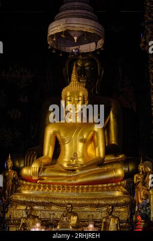 Thailandia, Bangkok, tempio di Wat Ratchabophit, complesso funerario che ospita piccoli monumenti di stili diversi in memoria dei membri della famiglia reale Foto Stock