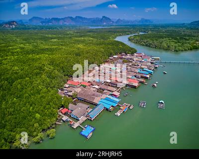 Thailandia, baia di Phang Nga, villaggio di pescatori flotting di Ban Bang Phat Foto Stock