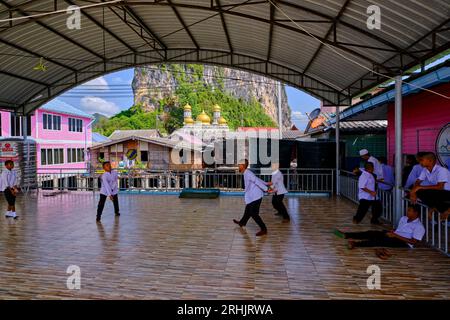 Thailandia, baia di Phang Nga, villaggio di pescatori flotting di Ko Panyee, gioco di pallavolo a scuola Foto Stock