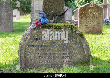 Lapide dell'autore Arthur Conan Doyle, famoso scrittore e creatore dei libri di Sherlock Holmes, All Saints Churchyard a Minstead, Hampshire, Inghilterra, Regno Unito Foto Stock