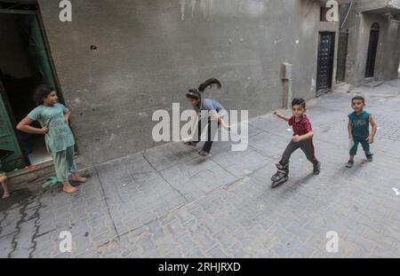 17 agosto 2023, Gaza City, Striscia di Gaza, Palestina: I bambini rifugiati palestinesi giocano fuori dalla loro casa di famiglia nelle strade del campo di Jabalia, nella Striscia di Gaza settentrionale. (Immagine di credito: © Mahmoud Issa/Quds Net News via ZUMA Press Wire) SOLO USO EDITORIALE! Non per USO commerciale! Foto Stock