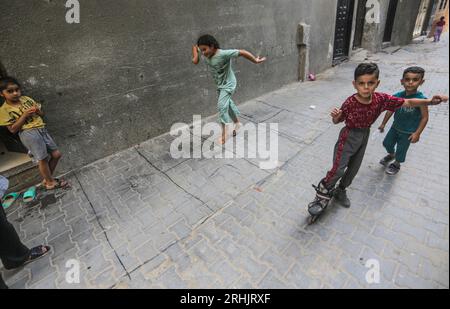 17 agosto 2023, Gaza City, Striscia di Gaza, Palestina: I bambini rifugiati palestinesi giocano fuori dalla loro casa di famiglia nelle strade del campo di Jabalia, nella Striscia di Gaza settentrionale. (Immagine di credito: © Mahmoud Issa/Quds Net News via ZUMA Press Wire) SOLO USO EDITORIALE! Non per USO commerciale! Foto Stock