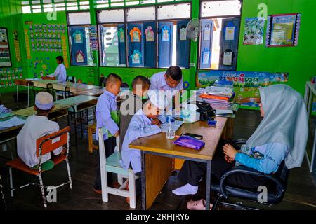 Thailandia, Phang Nga Bay, villaggio di pescatori flotting di Ko Panyee, la scuola Foto Stock