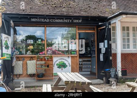 Minstead Community Shop nel villaggio New Forest di Minstead, Hampshire, Inghilterra, Regno Unito. Aperto nel 2020, gestito da volontari locali Foto Stock