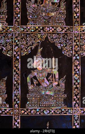 Thailandia, Bangkok, Wat Pho, tempio del Buddha addormentato, dettagli degli ornamenti in madreperla ai piedi del Buddha Foto Stock