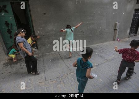 17 agosto 2023, Gaza City, Striscia di Gaza, Palestina: I bambini rifugiati palestinesi giocano fuori dalla loro casa di famiglia nelle strade del campo di Jabalia, nella Striscia di Gaza settentrionale. (Immagine di credito: © Mahmoud Issa/Quds Net News via ZUMA Press Wire) SOLO USO EDITORIALE! Non per USO commerciale! Foto Stock