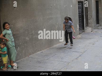17 agosto 2023, Gaza City, Striscia di Gaza, Palestina: I bambini rifugiati palestinesi giocano fuori dalla loro casa di famiglia nelle strade del campo di Jabalia, nella Striscia di Gaza settentrionale. (Immagine di credito: © Mahmoud Issa/Quds Net News via ZUMA Press Wire) SOLO USO EDITORIALE! Non per USO commerciale! Foto Stock