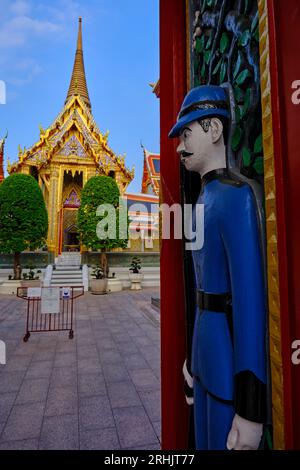 Thailandia, Bangkok, tempio di Wat Ratchabophit, complesso funerario che ospita piccoli monumenti di stili diversi in memoria dei membri della famiglia reale Foto Stock