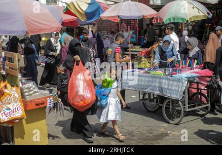 17 agosto 2023, Gaza City, Striscia di Gaza, Palestina: Negozio di palestinesi nel mercato di Zawiya nella città di Gaza. Il mercato angolare è uno dei mercati più antichi della Striscia di Gaza (immagine di credito: © Mahmoud Issa/Quds Net News via ZUMA Press Wire) SOLO PER USO EDITORIALE! Non per USO commerciale! Foto Stock